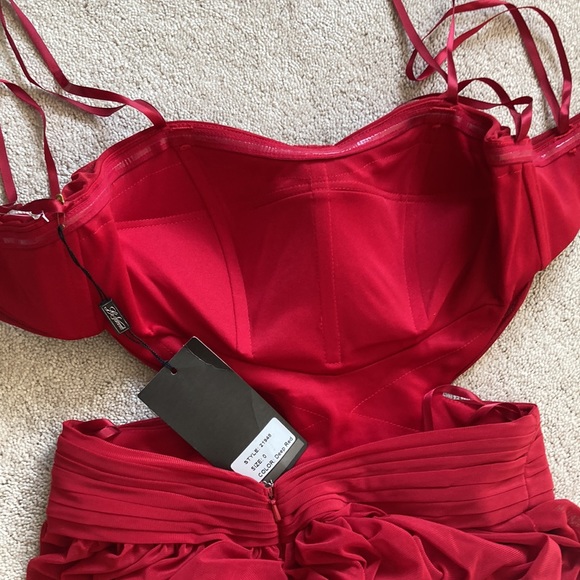 NWT La Femme Deep Red Long Dress Sz 0 Open Back Prom, Date Evening Gown Train - Picture 14 of 16